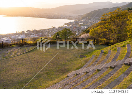 《長野県》諏訪湖の夕暮れ・立石公園の眺望 《長野県》諏訪湖の夕暮れ・立石公園の眺望 112794585