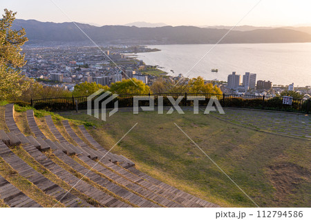 《長野県》諏訪湖の夕暮れ・立石公園の眺望 112794586