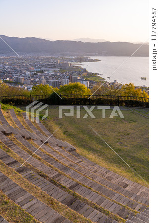 《長野県》諏訪湖の夕暮れ・立石公園の眺望 112794587