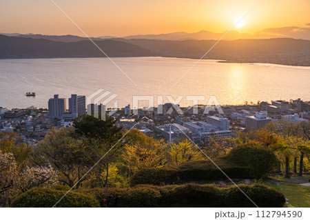 《長野県》諏訪湖の夕暮れ・立石公園の眺望 《長野県》諏訪湖の夕暮れ・立石公園の眺望 112794590