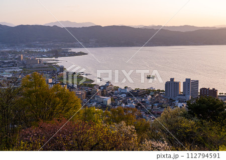 《長野県》諏訪湖の夕暮れ・立石公園の眺望 112794591