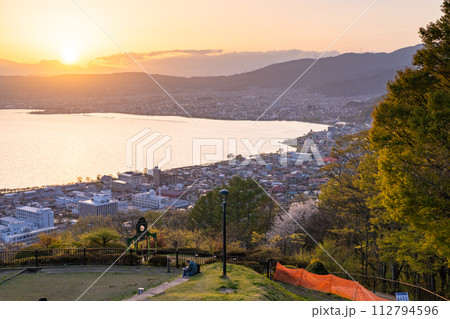 《長野県》諏訪湖の夕暮れ・立石公園の眺望 《長野県》諏訪湖の夕暮れ・立石公園の眺望 112794596