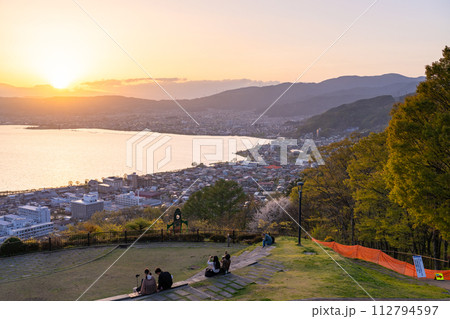 《長野県》諏訪湖の夕暮れ・立石公園の眺望 《長野県》諏訪湖の夕暮れ・立石公園の眺望 112794597
