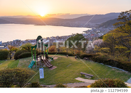 《長野県》諏訪湖の夕暮れ・立石公園の眺望 112794599