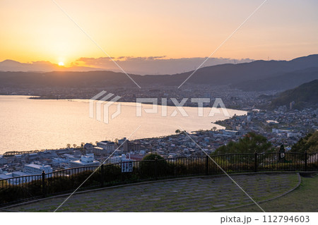 《長野県》諏訪湖の夕暮れ・立石公園の眺望 112794603