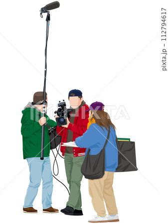 カメラマンと音声さんとADの撮影クルー 112794617