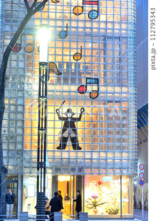 銀座晴海通りのブランドショップガラス壁のお洒落な壁画 銀座晴海通りのブランドショップガラス壁のお洒落な壁画 112795343