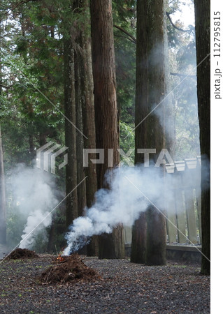 神社の境内で焚火 神社の境内で焚火 112795815