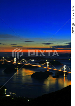 【愛媛県】来島海峡大橋のライトアップ（しまなみ海道） 112796479