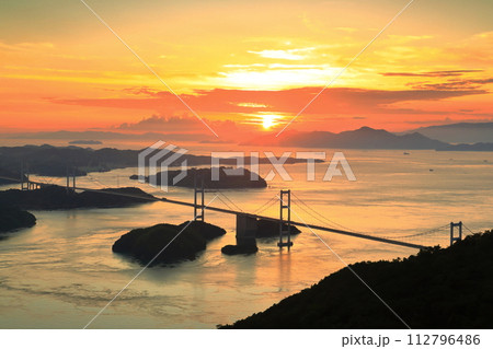 【愛媛県】夕焼けの来島海峡大橋(しまなみ海道) 【愛媛県】夕焼けの来島海峡大橋(しまなみ海道) 112796486
