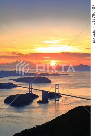 【愛媛県】夕焼けの来島海峡大橋(しまなみ海道) 【愛媛県】夕焼けの来島海峡大橋(しまなみ海道) 112796487