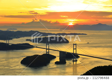 【愛媛県】夕焼けの来島海峡大橋（しまなみ海道） 112796488