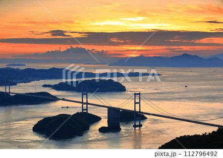 【愛媛県】夕焼けの来島海峡大橋(しまなみ海道) 【愛媛県】夕焼けの来島海峡大橋(しまなみ海道) 112796492