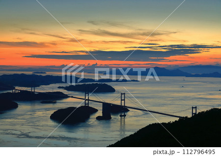 【愛媛県】夕焼けの来島海峡大橋（しまなみ海道） 112796495