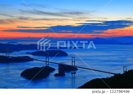 【愛媛県】夕焼けの来島海峡大橋(しまなみ海道) 【愛媛県】夕焼けの来島海峡大橋(しまなみ海道) 112796496