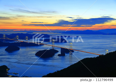 【愛媛県】来島海峡大橋のライトアップ（しまなみ海道） 112796499