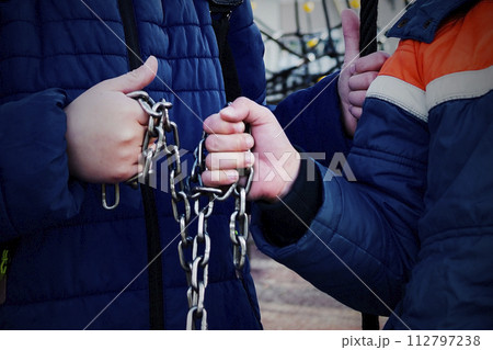 Hand with CHAIN,chain in hand,the chain wound on the hand,dirty hands,black background. 112797238