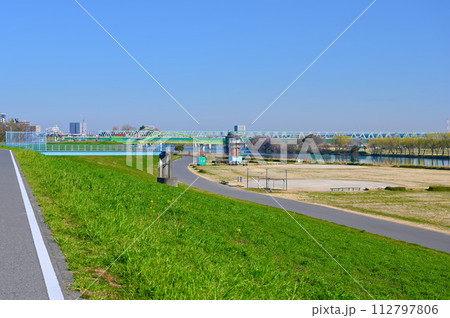 江戸川河川敷 金町浄水場第ニ取水塔 葛飾柴又 江戸川河川敷 金町浄水場第ニ取水塔 葛飾柴又 112797806