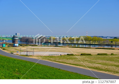 江戸川河川敷 金町浄水場第ニ取水塔 葛飾柴又 江戸川河川敷 金町浄水場第ニ取水塔 葛飾柴又 112797807