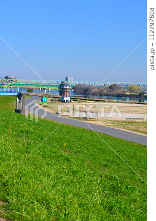 江戸川河川敷 金町浄水場第ニ取水塔 葛飾柴又 江戸川河川敷 金町浄水場第ニ取水塔 葛飾柴又 112797808