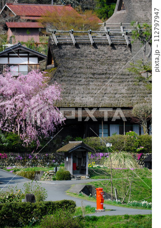 茅葺きの里　ポストのある風景 112797947