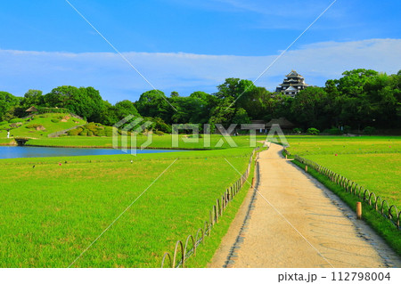 【岡山県】晴天の後楽園と岡山城（令和の大改修後） 112798004