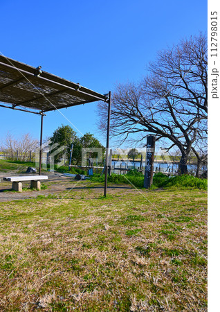 矢切の渡し 江戸川河川敷 葛飾柴又 矢切の渡し 江戸川河川敷 葛飾柴又 112798015