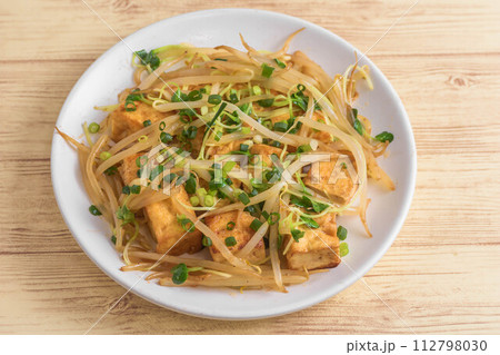 厚揚げとモヤシの炒め物 112798030