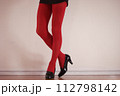 健康的で美しい女性の脚 112798142