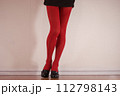 健康的で美しい女性の脚 112798143
