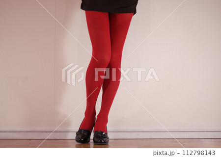 健康的で美しい女性の脚 112798143