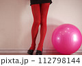 健康的で美しい女性の脚 112798144