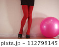 健康的で美しい女性の脚 112798145
