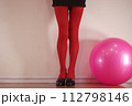 健康的で美しい女性の脚 112798146