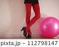 健康的で美しい女性の脚 112798147