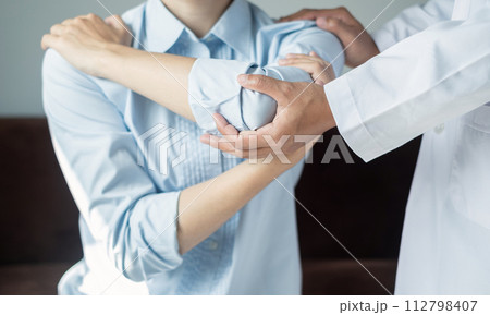 Female physiotherapists assist women patients with elbow injuries and examine patients in rehabilitation centers. Physiotherapy concepts Female physiotherapists assist women patients with elbow injuries and examine patients in rehabilitation centers. Physiotherapy concepts 112798407