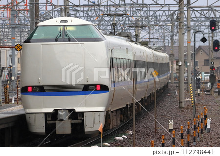 北陸本線特急サンダーバード号(683系新塗装:大阪⇔金沢) 北陸本線特急サンダーバード号(683系新塗装:大阪⇔金沢) 112798441