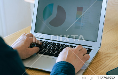 パソコン操作するミドル男性の手元 112798532