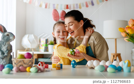 family preparing for Easter 112798683