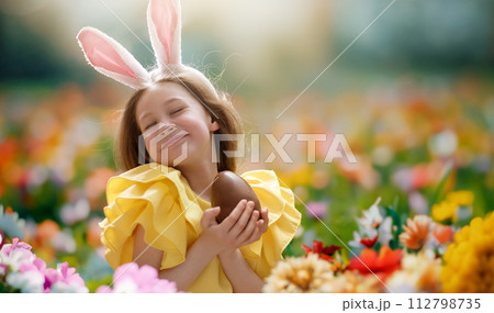 child with choco egg outdoors 112798735