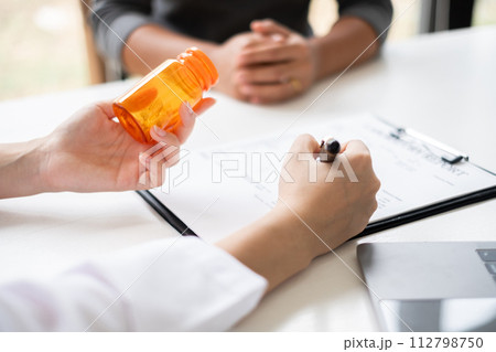 Female doctors who treat patients make an appointment to listen to the results after a physical examination and explain medical information and diagnose the disease. Medical concepts and good health Female doctors who treat patients make an appointment to listen to the results after a physical examination and explain medical information and diagnose the disease. Medical concepts and good health 112798750