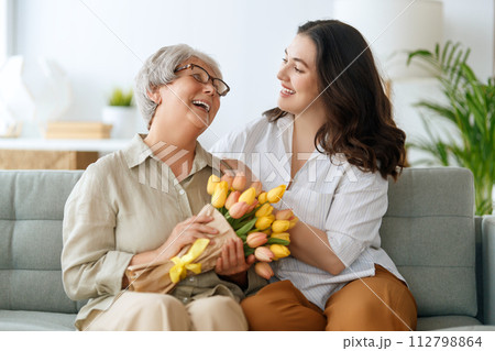 woman and her mother with flowers tulips 112798864