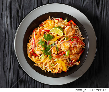 pad thai with shrimps, peanuts, eggs, bean sprouts 112799313
