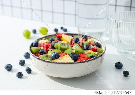Tasty and healthy nutrition concept - fruit salad 112799548