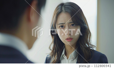 上司に怒られる若い女性 112800341
