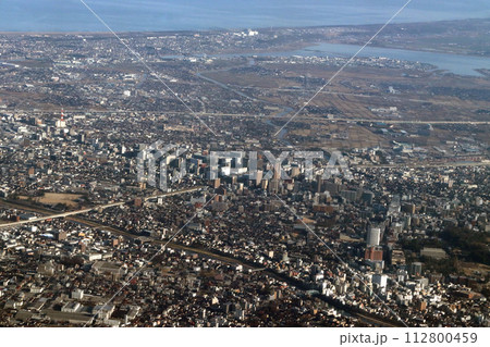 上空より望む：石川県金沢市（金沢駅中心部～河北湖付近） 112800459