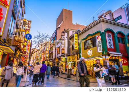 日本の横浜都市景観 3月・観光客らで賑わう横浜中華街。コロナ禍前と変わらない…希望の時代へ＝15日 112801320