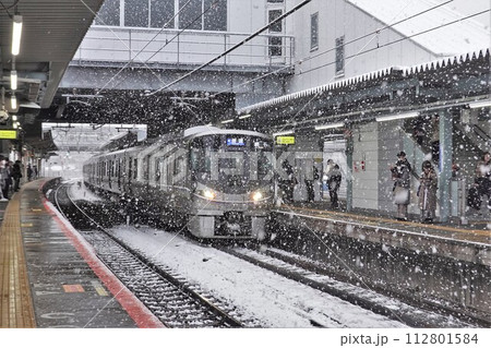 JR西日本 225系100番台 L編成×2 普通 網干行き+姫路行き 名残雪 降雪の膳所駅 JR西日本 225系100番台 L編成×2 普通 網干行き+姫路行き 名残雪 降雪の膳所駅 112801584
