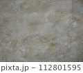 茶色と白の古い壁 112801595