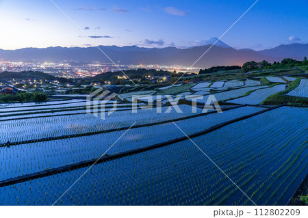 《山梨県》富士山と棚田の夜明け・初夏の日本の原風景《中野の棚田》 112802209